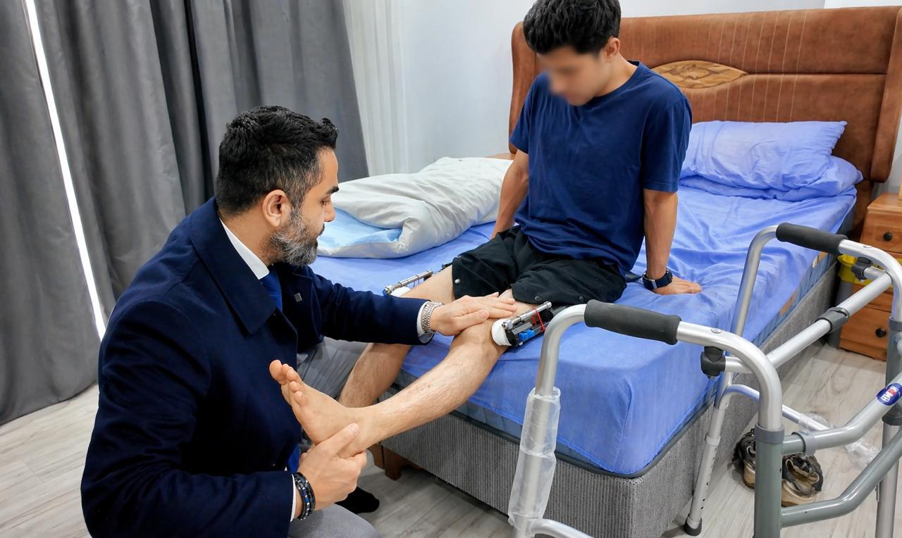 Dr. Yunus Öç besucht Patienten im Gebäude für die Genesung
