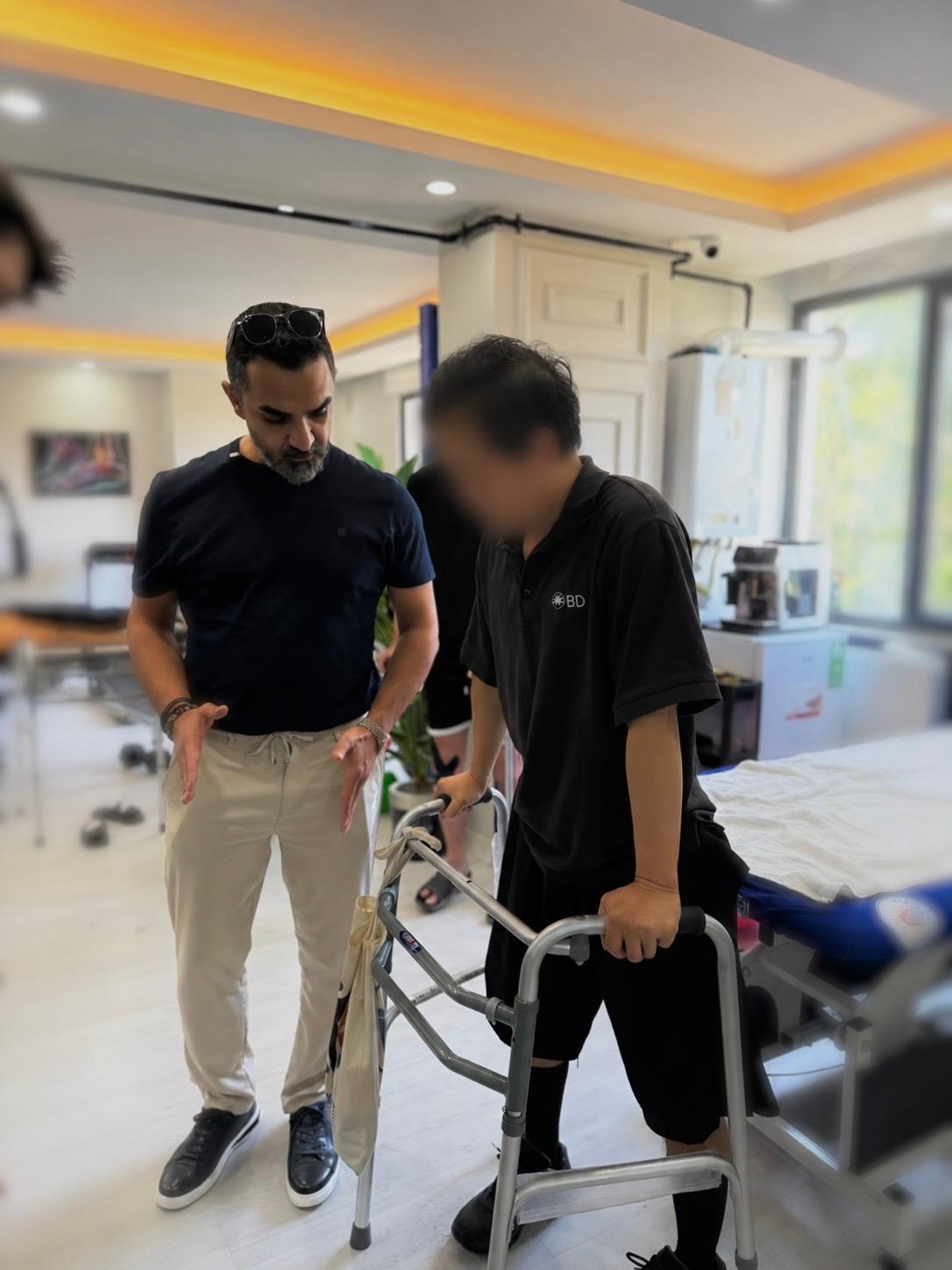 Dr. Yunus Öç besucht einen Patienten im Gebäude für die Genesung
