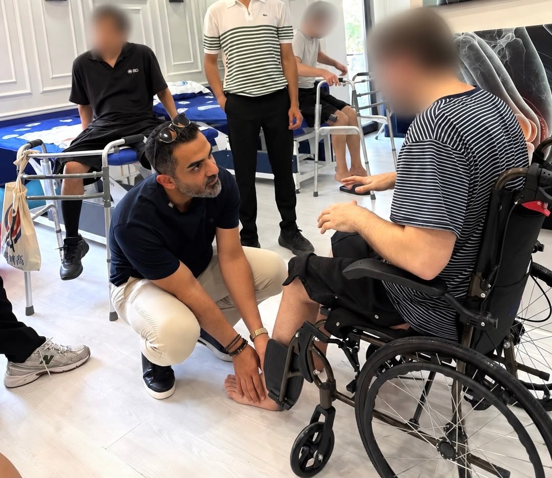 Dr. Yunus Öç besucht einen Patienten mit quadrilateraler Verlängerung im Gebäude für die Genesung