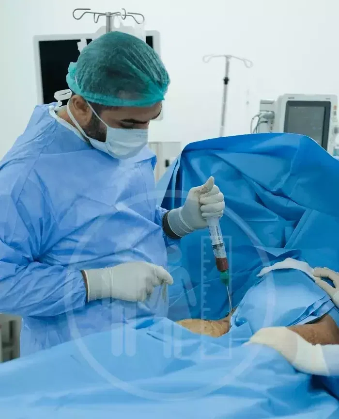 Dr. Yunus Öç setzt während der Operation Stammzellen zur Unterstützung ein