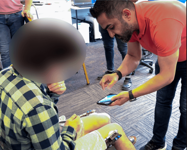 Dr. Yunus Öç besucht einen Patienten