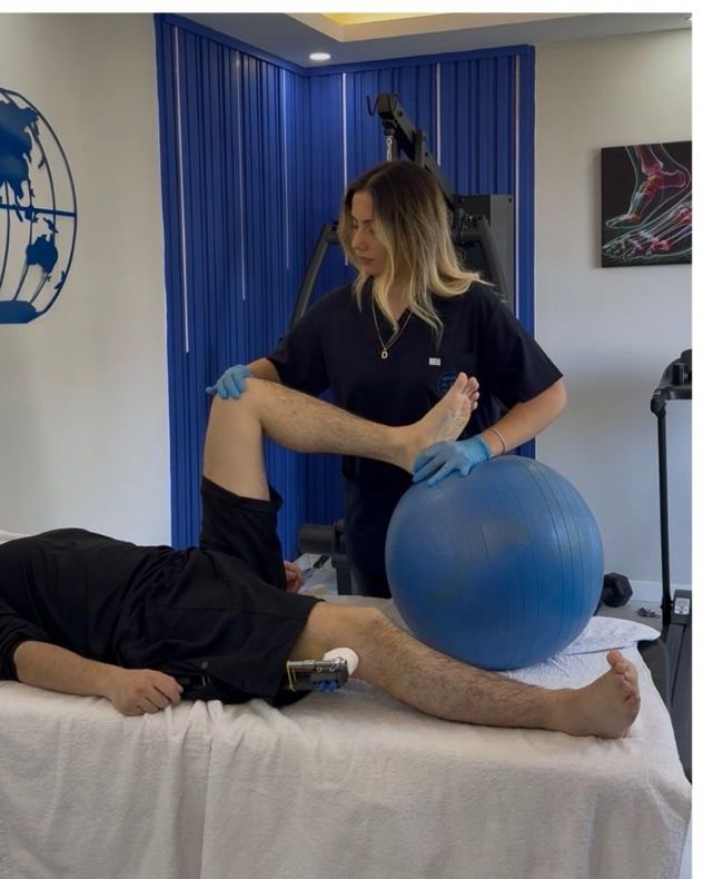 Supported leg exercise with a stability ball