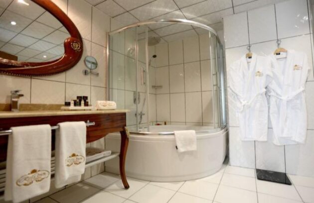 world-point-hotel-bathroom-1-r3dbswx6tp403rm4tidr5nggdjbo8lv8c1uaoscmum